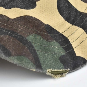 Vue macro d'une casquette camouflage avec des détails de trous vintage usés