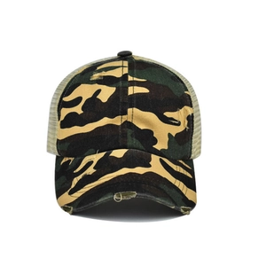 Détail de la casquette camouflage en maille avec bord usé de style vintage pour femme