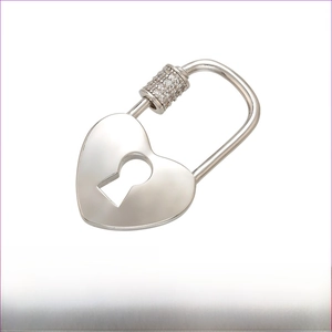 Vue détaillée du pendentif serrure cœur argenté avec zircons et dimensions sur fond blanc