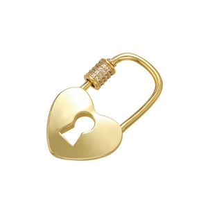 Détail d'un pendentif cadenas en cœur doré orné de cristaux brillants en micro-pavage