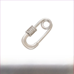 Vue détaillée du pendentif trombone en laiton argenté avec cristaux mesurant 14x28mm