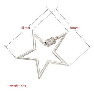 Pendentif étoile argenté avec fermoir à vis serti de zircons et dimensions 41mm x 38mm