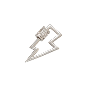 Détail d'une boucle d'oreille éclair en argent avec des pierres micropavées étincelantes