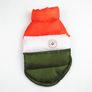 Dettaglio del gilet trapuntato per cani con strisce color-block arancioni, bianche e verdi