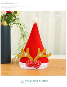 Vue détaillée d'un bonnet de Noël rouge festif avec des bois dorés et un gros nœud