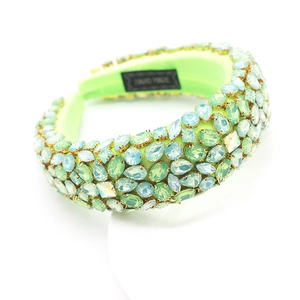 Gros plan sur serre-tête baroque vert avec strass colorés et étiquette à la main