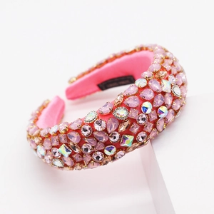 Gros plan détaillé du serre-tête baroque rose avec strass brillants et tissu doux