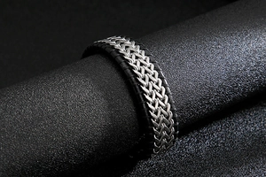 Detailaufnahme des Herrenarmbands aus Leder und geflochtenem Silberstahl mit Magnetverschluss