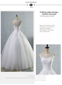 Dettaglio dell'abito da sposa in pizzo bianco con schiena trasparente e bottoni raffinati