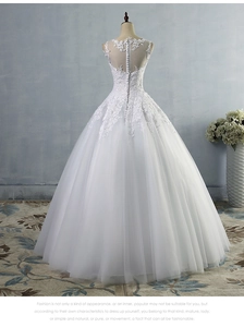 Squisita vista posteriore dell'abito da sposa in pizzo bianco con scollo illusione