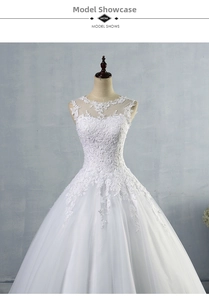 Dettaglio dell'abito da sposa bianco con scollatura in tulle e ricami di pizzo floreali