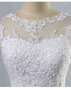 Dettaglio del ricamo floreale in pizzo e tulle trasparente sul corpino dell'abito da sposa