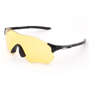Men's cycling sunglasses with yellow panoramic lenses and black frame in 45-degree view