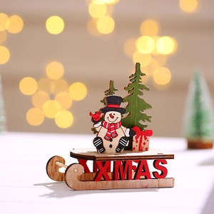 Weihnachtsdekoration aus Holz mit Schneemann und Schlitten für die Tischdekoration zu Hause