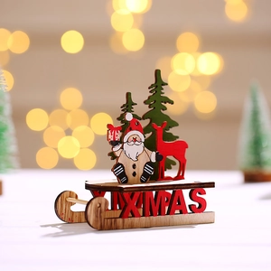 Weihnachtsdekoration Holzschlitten mit Weihnachtsmann und Rentier vor warmem Bokeh
