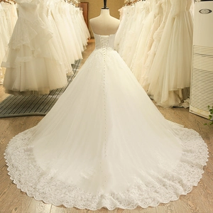 Abito da sposa bianco a palloncino con strascico lungo e ricami in pizzo sul retro