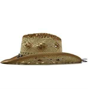 Dettaglio di un cappello da cowboy in paglia intrecciata con perline colorate sulla tesa