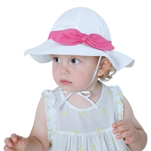 Detailansicht von Baby-Sonnenhut mit rosa Schleife und praktischem Kinnriemen