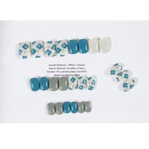 Faux ongles Morandi bleu-gris avec motifs floraux et finition brillante pour femmes
