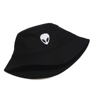Cappello a secchiello in tela di cotone nero con ricamo alieno bianco su sfondo bianco