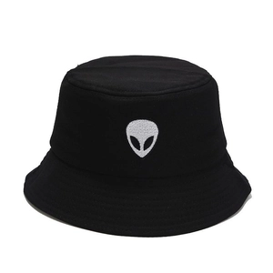 Cappello da pescatore nero classico con ricamo alieno bianco per streetwear e sole