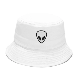 Cappello da pescatore in cotone bianco con ricamo alieno nero su sfondo bianco