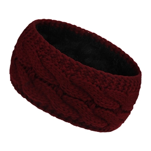 Detailaufnahme von weinrotem Strickstirnband mit warmem schwarzem Fleecefutter
