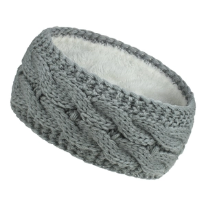Detail eines grauen Zopfstrick-Stirnbands mit dickem weißem Fleecefutter für den Winter