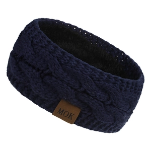 Gros plan sur un bandeau en maille torsadée bleu marine avec une doublure en polaire noire