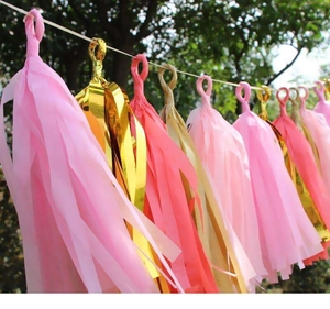 Gros plan extérieur de pompons en papier rose et doré pour décoration de fête d'anniversaire