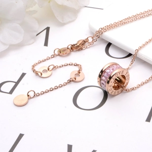 Collana in acciaio oro rosa con cilindro romano, zircone rosa e incisione per donna