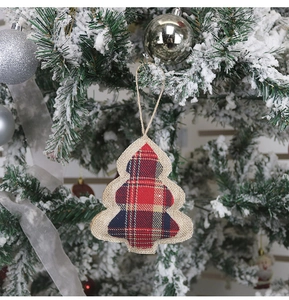 Décoration sapin de Noël en tartan avec bordure en toile sur branche enneigée