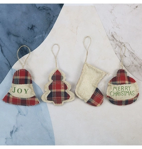 Détail de lot de 4 suspensions de Noël en toile de jute et tissu à carreaux rouge et noir
