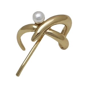 Elegant gold metal ear cuff with white pearl featuring a minimalist twisted wire design