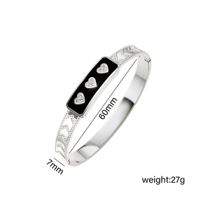 Detailed view of silver heart bracelet with dimensions 60mm and 7mm width specifications