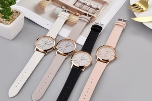 Detailansicht eleganter Damenuhren mit Glitzerzifferblatt und bunten Lederarmbändern