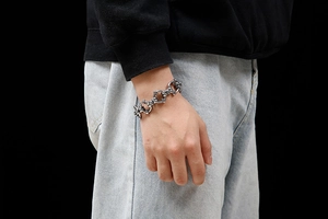 Détail d'un bracelet en acier pour homme avec relief tête de mort et maillons punk