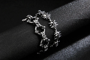 Gros plan sur un crâne gothique et un design pointu sur bijoux punk en acier inoxydable