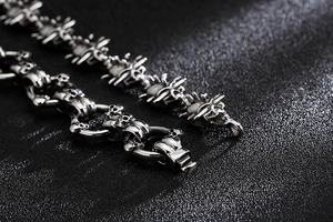 Vue macro de maillons crâne en argent vintage et texture relief sur bracelet punk