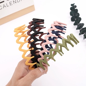 Morandi matte wavy zig-zag headbands in four colors held by hand for daily styling