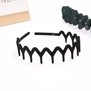 Detail of matte black wavy headband with non-slip teeth for secure hair styling