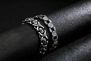 Détails des maillons tête de mort et motifs de totem géométrique sur bracelets punk