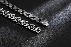 Gros plan d'une boucle de crâne vintage sur un bracelet homme en argent au style punk