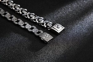Macro des gravures de crâne et totem style punk sur bracelets en acier inoxydable