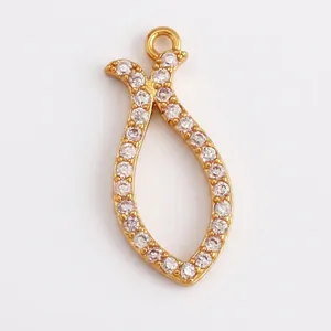 Vue détaillée du pendentif flamme dorée avec zircons blancs incluant dimensions
