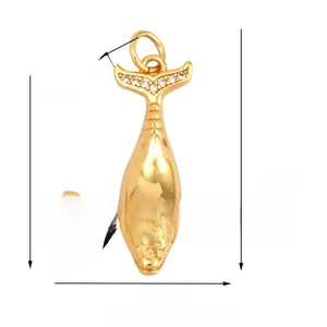 Dimensions détaillées d'un pendentif baleine doré avec zircons, 22mm sur 12mm