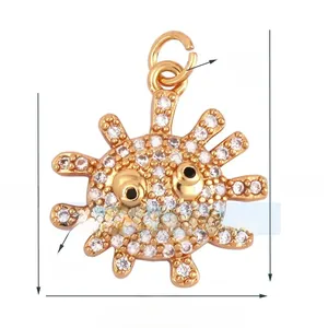 Détail d'un pendentif soleil en laiton avec zircons blancs et dimensions précises