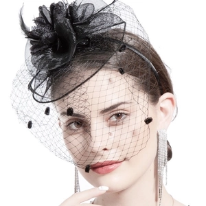Eleganter schwarzer Fascinator mit Federn und Netzschleier auf einer Vintage-Braut-Haarspange