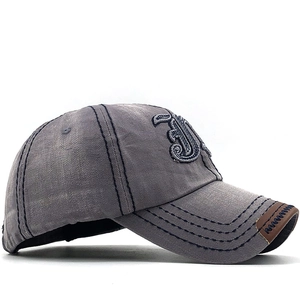 Casquette de baseball en denim gris délavé avec patch en cuir et broderie vue de côté