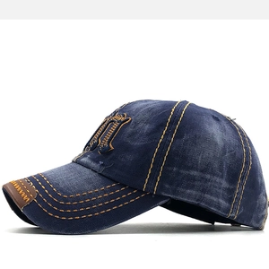 Casquette de baseball en jean délavé bleu foncé avec broderie M et couture jaune